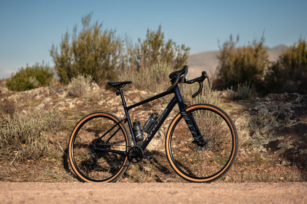 Bicicleta gravel Kross Esker 2.0 MicroSHIFT 2024 navy blue grey – foto en ruta