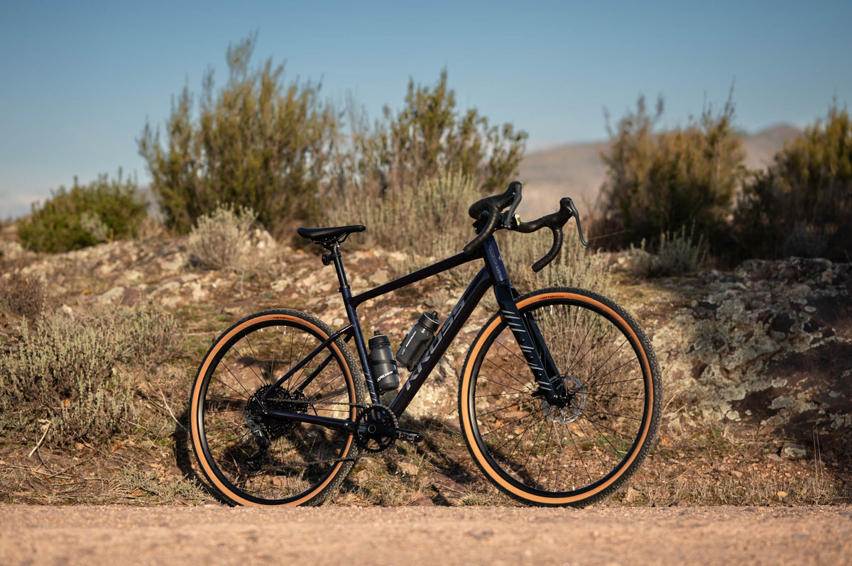 Bicicleta gravel Kross Esker 2.0 MicroSHIFT 2024 navy blue grey – foto en ruta