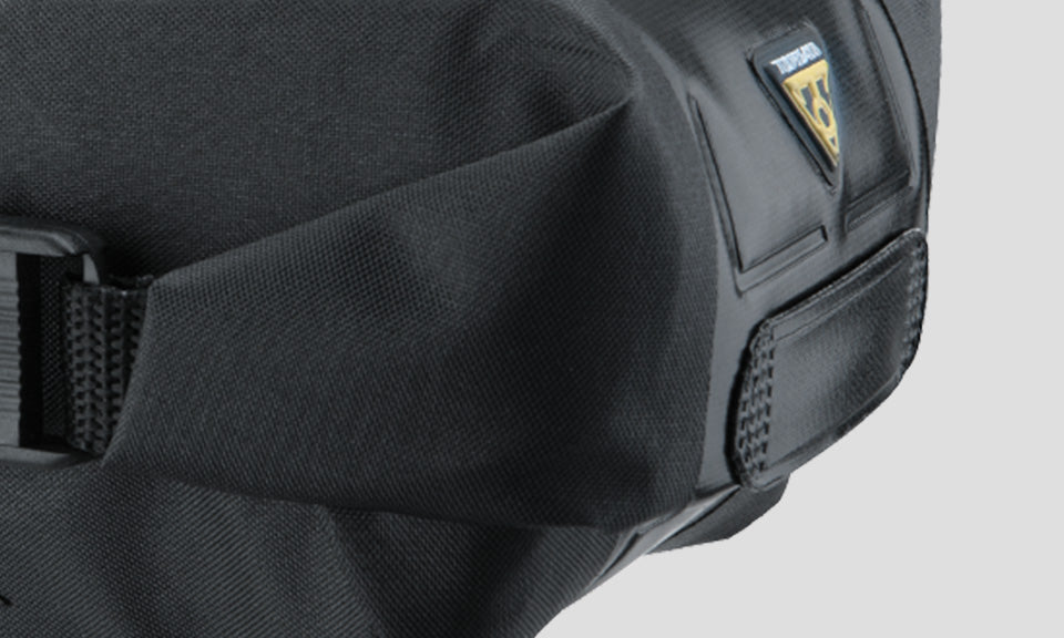 Bolsa de sillín estanca Topeak Wedge DryBag negro – detalle del cierre enrollable