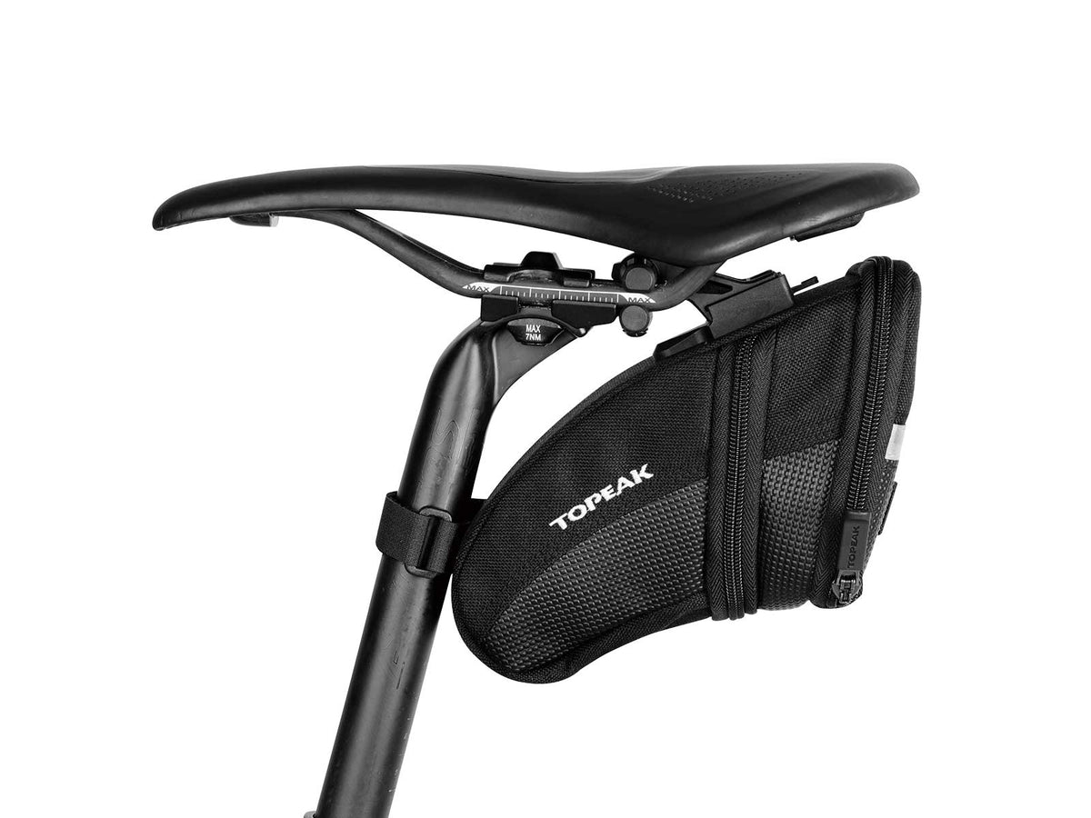 Bolsa de sillín Topeak Aero Wedge Pack (M) negro – montada en la bici, vista lateral