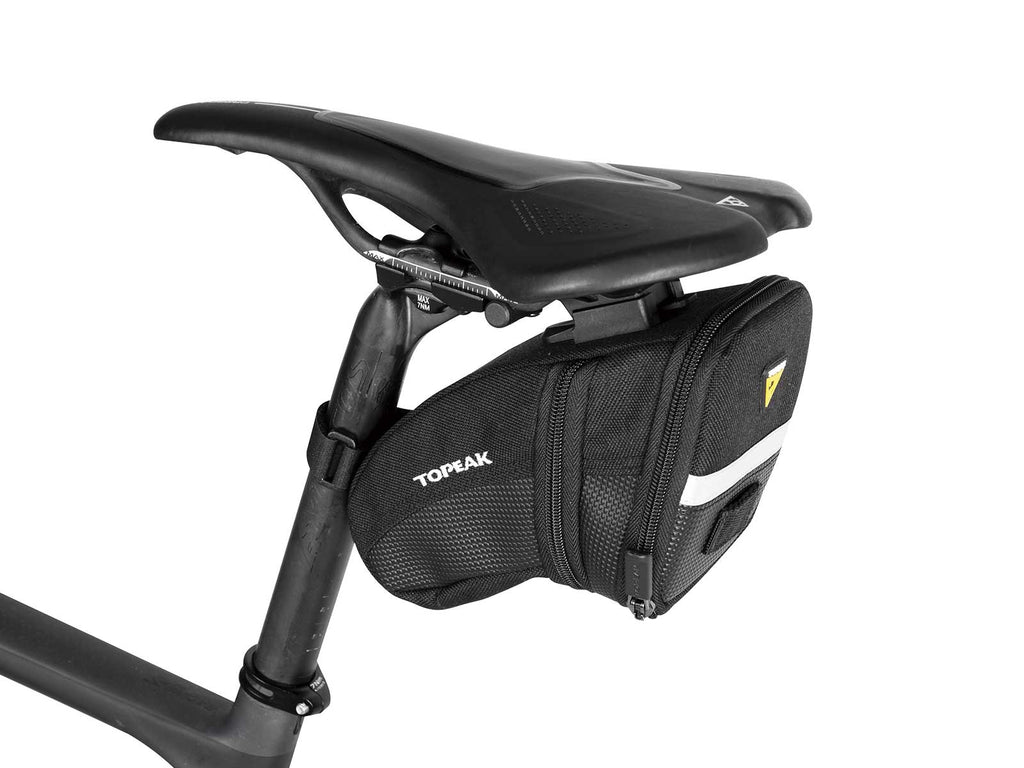 Bolsa de sillín Topeak Aero Wedge Pack (M) negro – montada en la bici