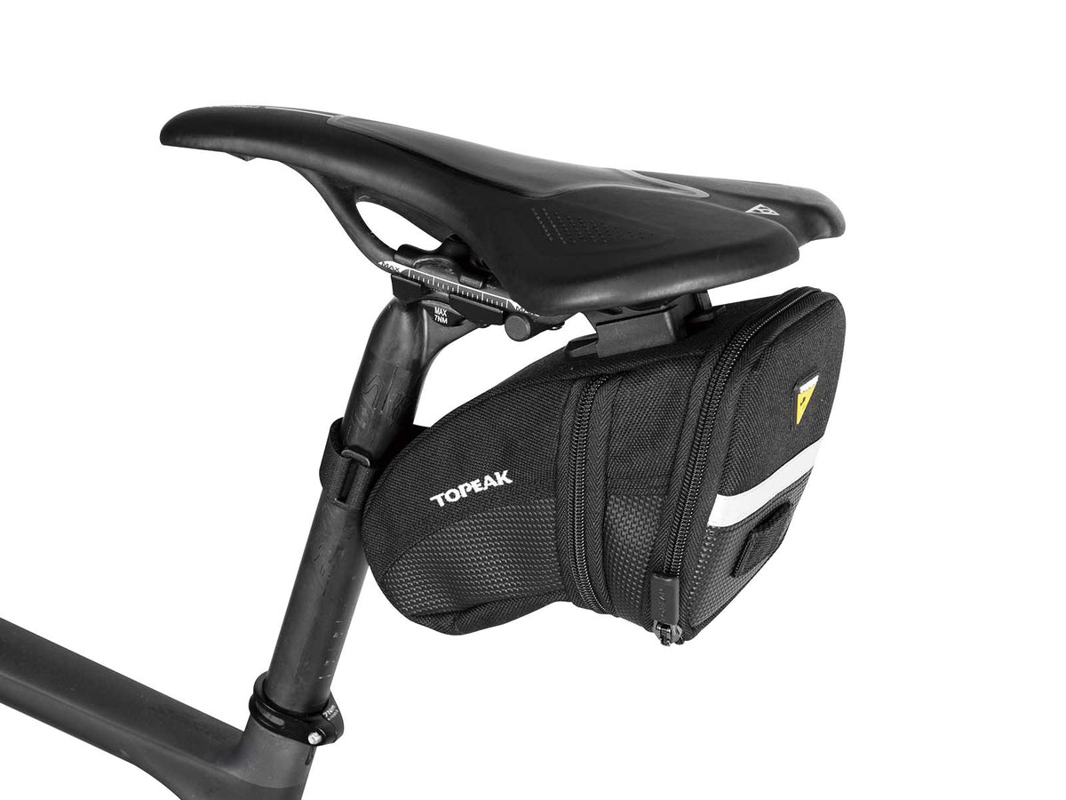 Bolsa de sillín Topeak Aero Wedge Pack (M) negro – montada en la bici