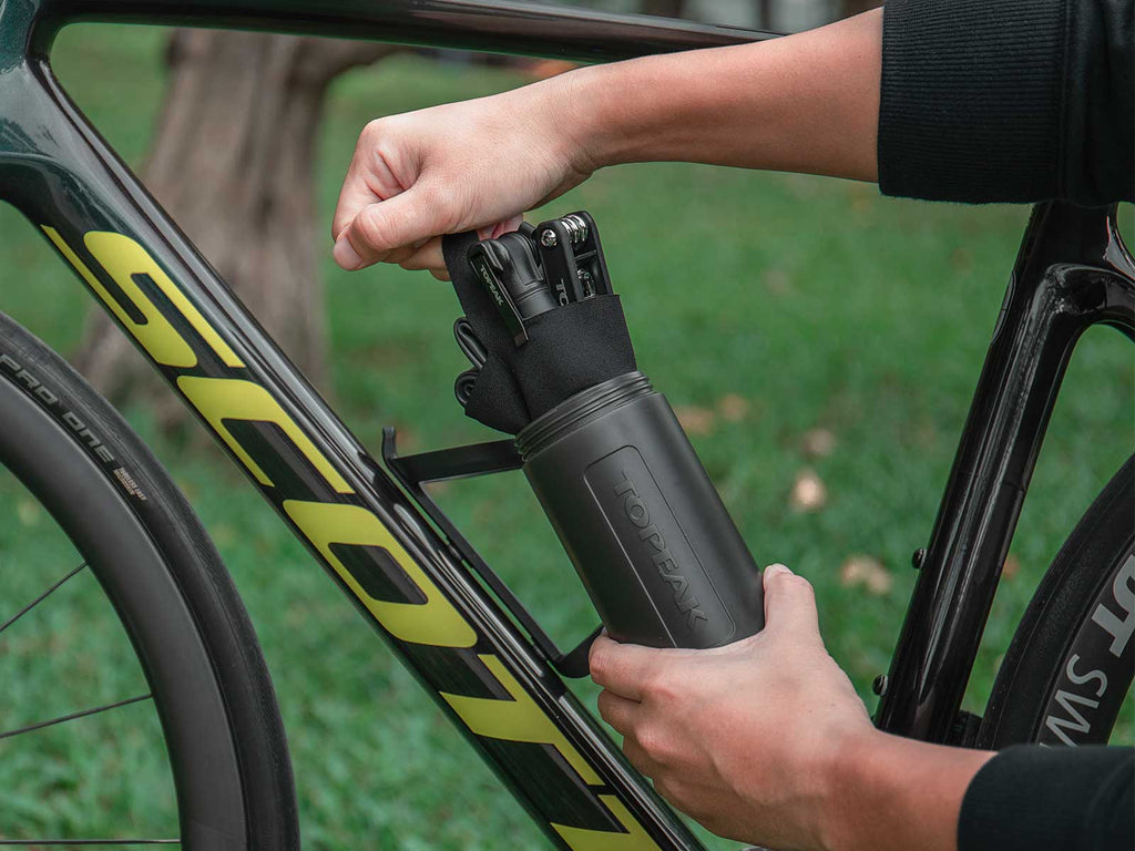 Bidón portaherramientas Topeak Escape Pod L negro – abierto con contenido