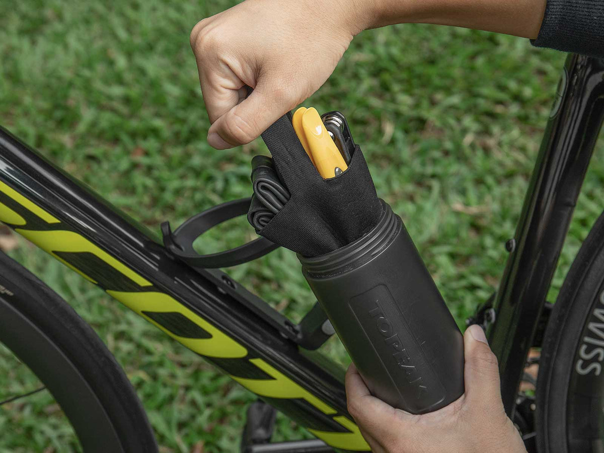 Bidón portaherramientas Topeak Escape Pod M negro – abierto con contenido