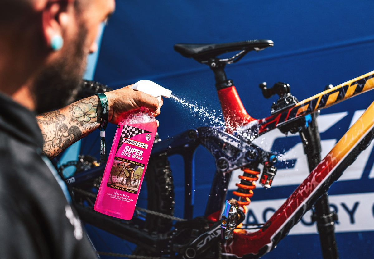 Limpiador Finish Line Super Bike Wash – en uso