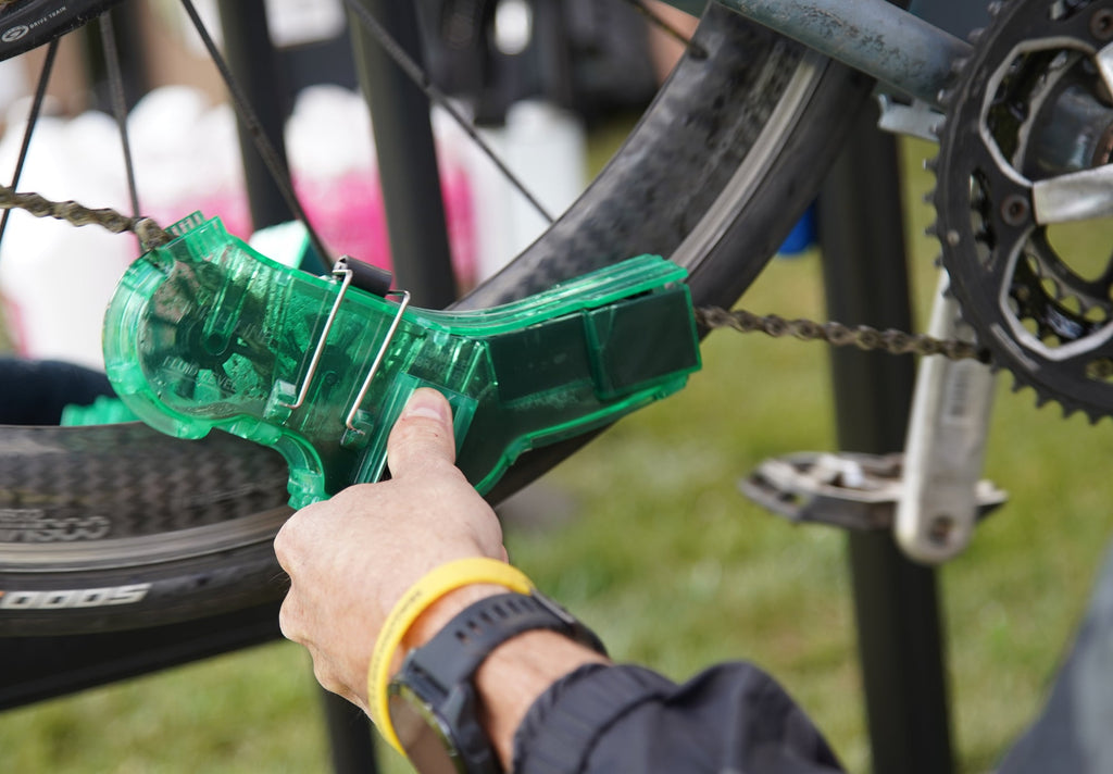Limpiacadenas Finish Line Pro Chain Cleaner – interior con cepillos