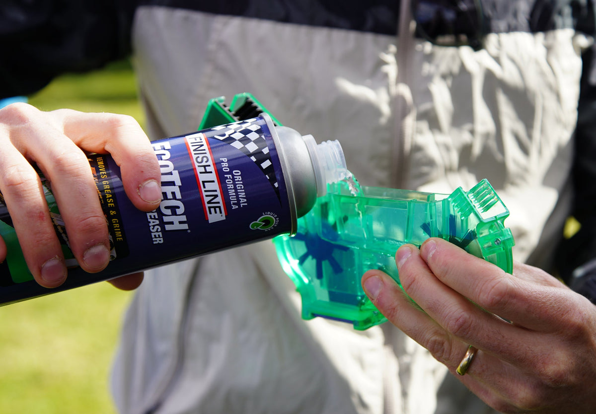 Limpiacadenas Finish Line Pro Chain Cleaner – en uso