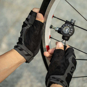Inflador de CO2 Topeak AirBooster G2 con manómetro – en uso