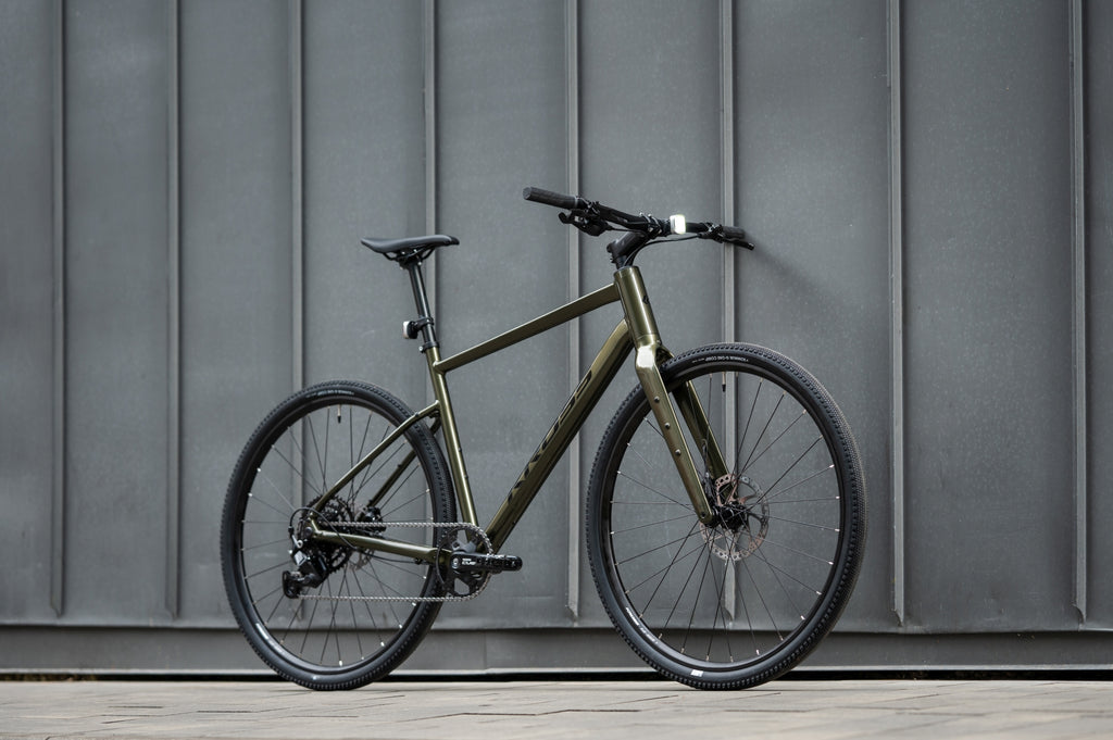 Bicicleta gravel Kross Esker 1.0 FL 2026 (manillar plano) graphite green – foto en ruta