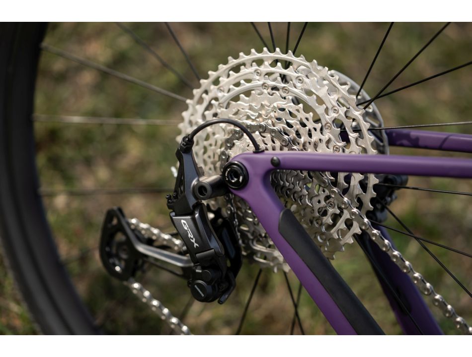 Bicicleta gravel Kross Esker ADV 1.0 2026 violet – foto en ruta