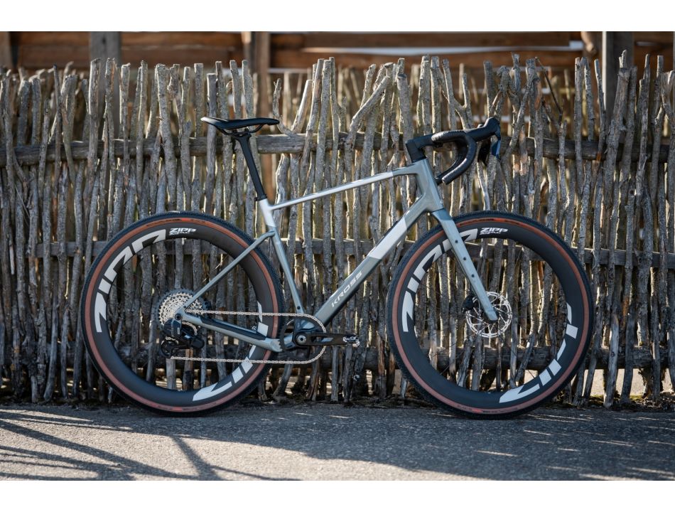Bicicleta gravel Kross Esker ADV 3.0 2026 grey silver – foto en ruta