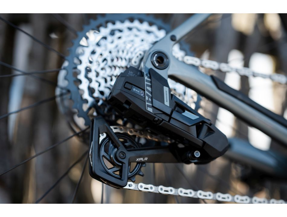 Bicicleta gravel Kross Esker ADV 3.0 2026 grey silver – foto en ruta