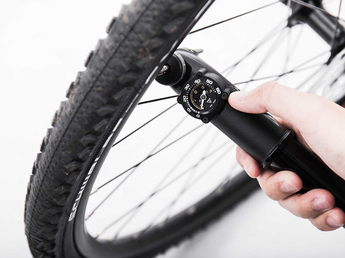 Minibomba Topeak Mountain DA G negro – en uso