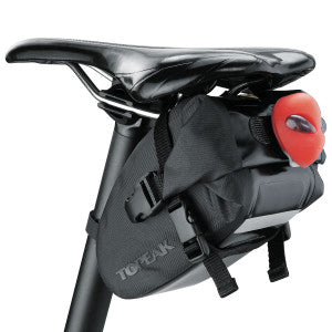 Bolsa de sillín estanca Topeak Wedge DryBag negro – montada en la bici