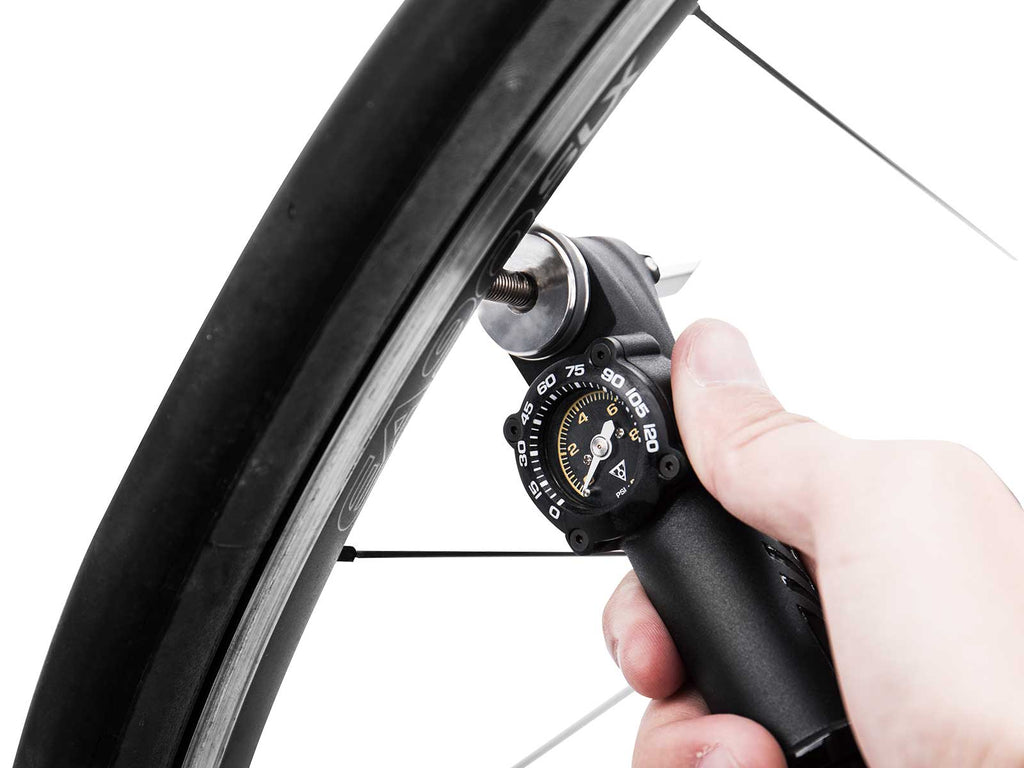 Minibomba Topeak Roadie DA G negro – en uso