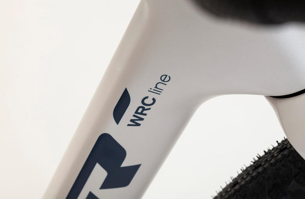 Bicicleta gravel Conor Selva Rival XPLR AXS blanco-gris – detalle