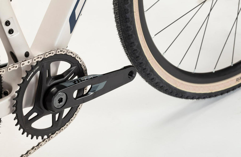 Bicicleta gravel Conor Selva Rival XPLR AXS blanco-gris – detalle
