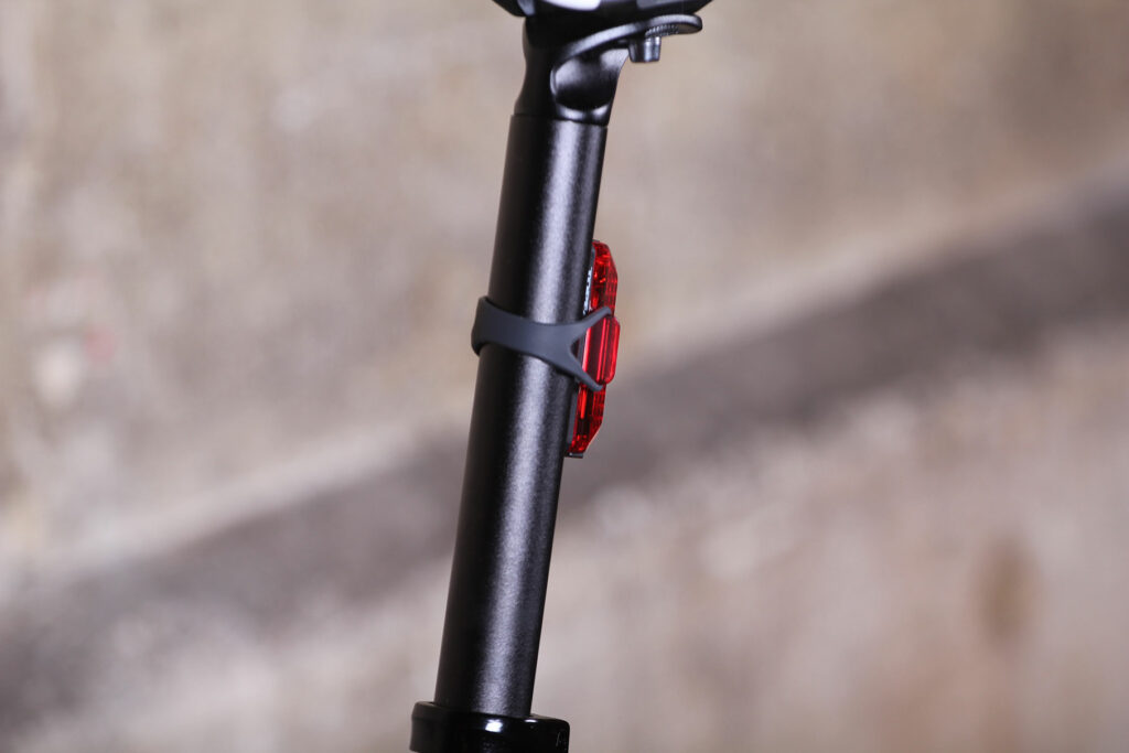 Luz trasera Topeak RedLite Aero USB – detalle de la fijación